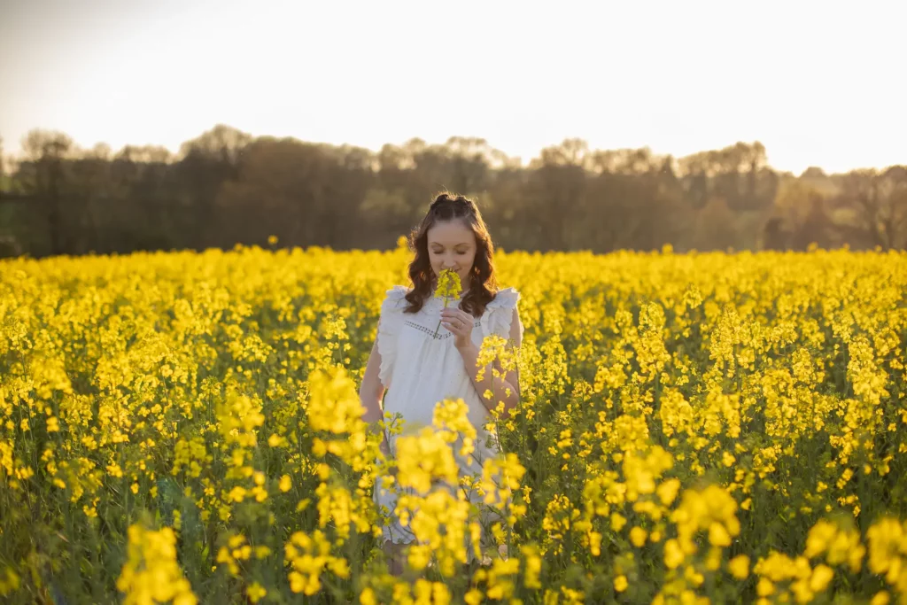 femme enceinte colza coucher de soleil