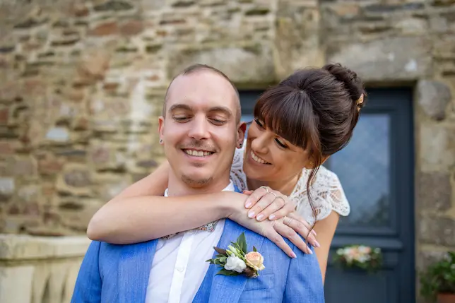Un couple de mariés entrelacés