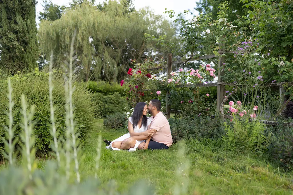 Couple amoureux enlassé au milieu des fleurs